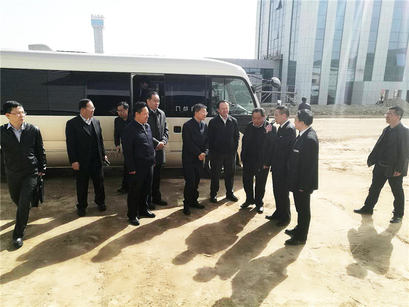 蘭州市委副書記、市長張偉文一行蒞臨新區(qū)“亞太伊士頓電梯”、“亞太澳泊智能車庫”、“亞太新能源汽車”