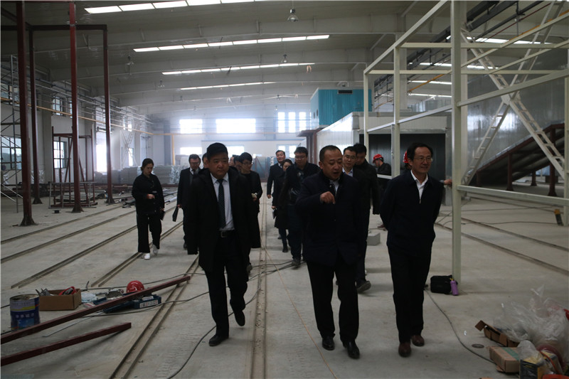 蘭州市委常委、新區(qū)黨工委書記楊建忠參觀考察工貿(mào)集團三廠建設情況