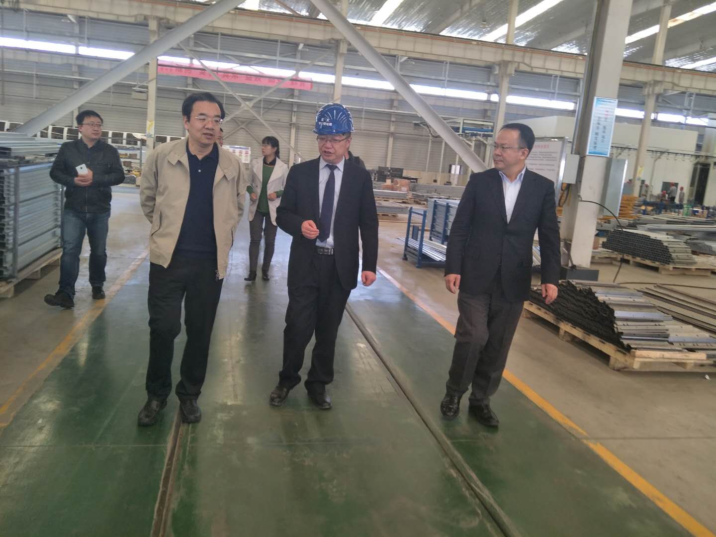財政部駐甘專員辦事處黨組書記楊瑞金，蘭州市副市長牛向東一行參觀考察蘭州新區(qū)亞太伊士頓電梯廠