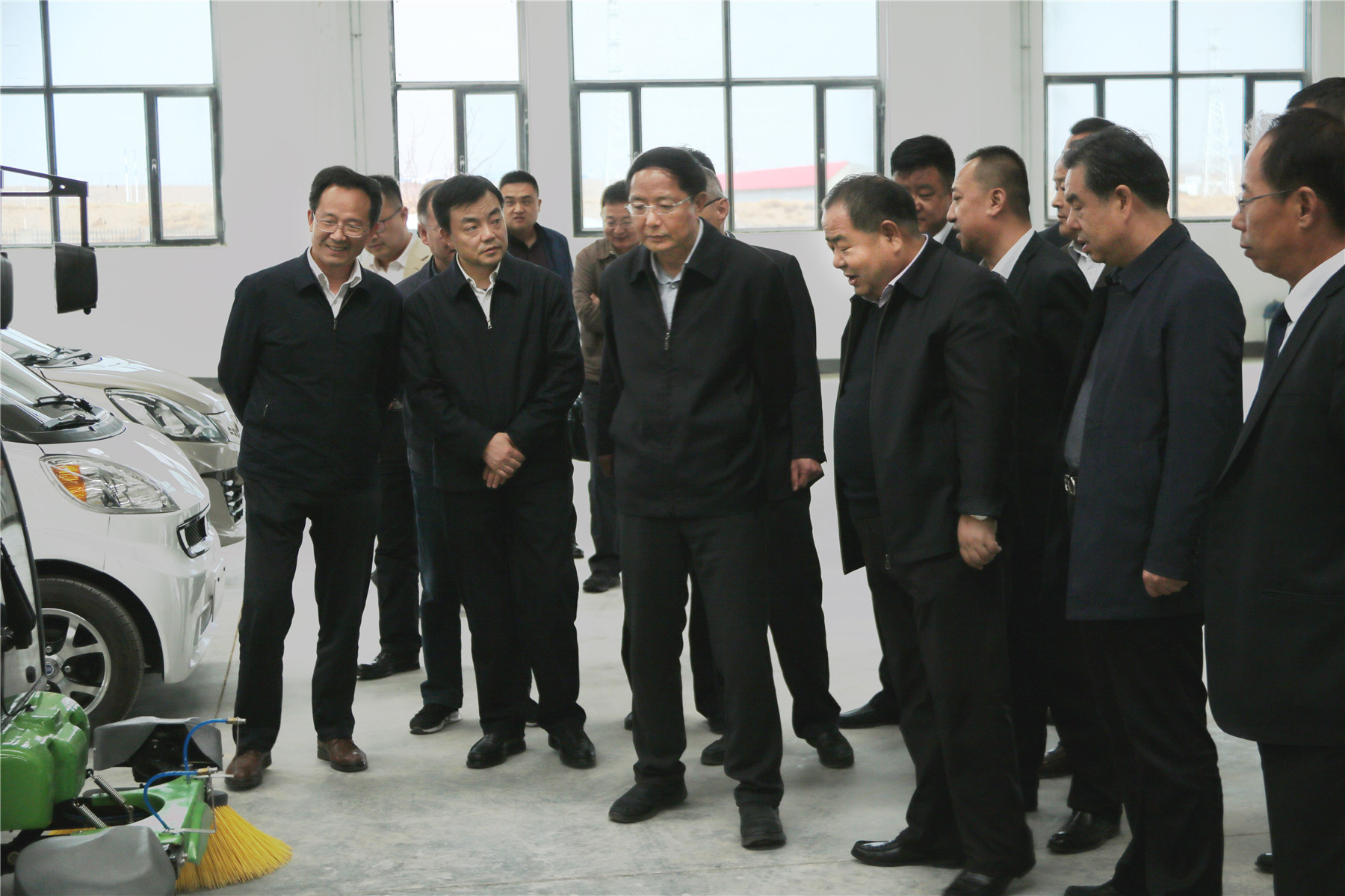 甘肅省政協(xié)主席、黨組書記歐陽堅一行蒞臨蘭州新區(qū)“亞太伊士頓電梯”廠、 “亞太新能源汽車”廠參觀考察！